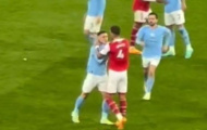 Hậu vệ Arsenal túm lấy Foden, tạo xung đột khiến Haaland nổi đóa