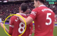 Bruno Fernandes không trả băng đội trưởng khi Maguire vào sân