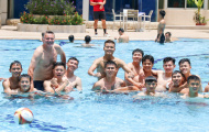 HLV Troussier cùng U22 Việt Nam thư giãn ở bể bơi