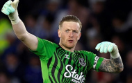 Tài liệu trên chai nước giúp Pickford cản penalty thành công