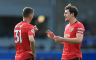Nemanja Matic bảo vệ Harry Maguire