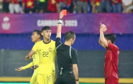 Thanh Nhàn khiến 2 cầu thủ Malaysia bị đuổi
