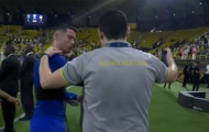 Ronaldo bất ngờ nổi giận, từ chối chụp hình với đối thủ