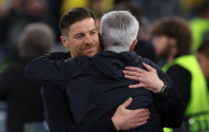 Mourinho đứng đợi Xabi Alonso ở đường biên