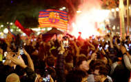 Biển người ăn mừng Barca vô địch La Liga
