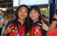 Tuyển nữ Việt Nam được chào đón nồng nhiệt khi về nước