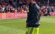 Bruno Fernandes hành động 'đốn tim' cổ động viên
