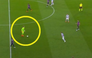 Thủ môn Barca lên quá vạch giữa sân