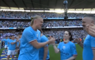 Haaland làm đau nữ nhân viên Man City trong lễ ăn mừng