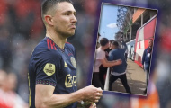 Tiền đạo Ajax đấm vào mặt CĐV đối thủ