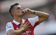 'Granit Xhaka đã dành vài phút để ôm tất cả mọi người'