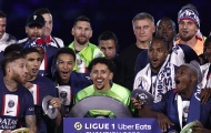 Biểu cảm của Messi trong lễ nâng cúp cùng PSG