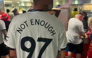 CĐV MU mặc áo chế nhạo Liverpool ở chung kết FA Cup