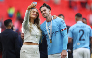 Jack Grealish 'selfie' ăn mừng cùng nữ MC xinh đẹp