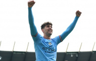 Cờ đến tay John Stones