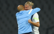 HLV Pep Guardiola ôm chặt Haaland trên sân tập trước chung kết C1