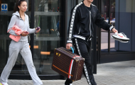 Haaland cùng bạn gái vội rời khỏi Manchester