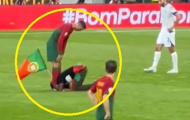 CĐV chạy vào sân, quỳ lạy Ronaldo