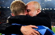 Pep Guardiola ôm De Bruyne nói trong nước mắt về cú ăn ba, gây bão