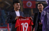 Quang Hải mặc vest, xuống sân mừng đồng đội mới