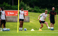 Antony khiến đồng đội trầm trồ; Cạ cứng theo sát Mason Mount trên sân tập