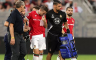 SỐC! Tiền đạo Wrexham thủng phổi sau pha va chạm với sao M.U