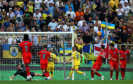 Zinchenko được khen xuất sắc trước tuyển Anh