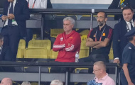 Không chỉ đạo, Mourinho gây chú ý ngoài đường biên