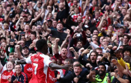 Saka lập công, Neville chỉ trích sự cuồng nhiệt của Arsenal