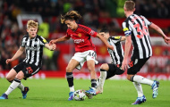 Gary Neville: M.U may mắn thoát thẻ đỏ