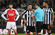 Thoát thẻ đỏ trước Arsenal, Guimaraes vẫn bị treo giò