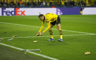 Cổ động viên Dortmund ném vàng giả xuống sân để phản đối UEFA