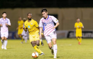 Vào bóng thô bạo, trung vệ SLNA nhận án phạt nguội
