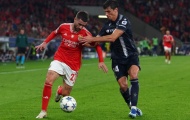 Cổ động viên Benfica ném pháo sáng, trận đấu phải tạm dừng