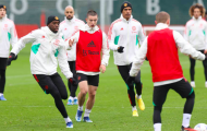 Man Utd quay trở lại tập luyện; Varane lộ hình ảnh buồn xo