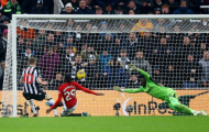 Đá như mơ ngủ, Man United bị Newcastle vượt mặt
