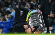 Pep Guardiola ngã lăn quay khi Man City bị Spurs gỡ hòa phút cuối