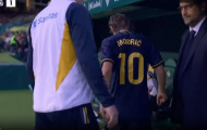 Modric nổi đóa, đá vào chai nước khi bị rút ra sân