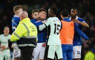 SỐC! Tiền đạo Chelsea nổi đóa, bóp cổ cầu thủ Everton