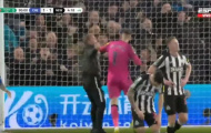 CĐV xông vào Dubravka, Chelsea ra ngay quyết định