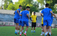Nhà nghèo, HLV V-League thừa nhận 'sống chung với lũ'