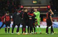 Phung phí cơ hội, Bayer Leverkusen “run rẩy” giữ ngôi đầu