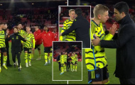 Cận cảnh pha cãi nhau to của hai cầu thủ Arsenal