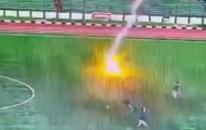 Bị sét đánh ngay trên sân, cầu thủ Indonesia thiệt mạng