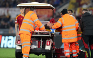 Va chạm vào đầu, hậu vệ Roma phải rời sân bằng cáng
