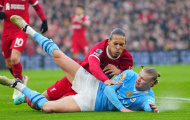 Van Dijk cho Haaland nếm mùi