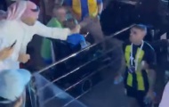 CĐV Ả Rập dùng roi quất vào đồng đội của Benzema