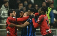 Inter lên ngôi Serie A sau trận cầu 3 thẻ đỏ; Roma lung lay mộng Champions League
