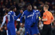 Các cầu thủ Chelsea cự cãi trọng tài quyết liệt