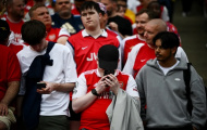 Mây đen bao phủ Emirates, CĐV Arsenal tuyệt vọng sau 79 giây